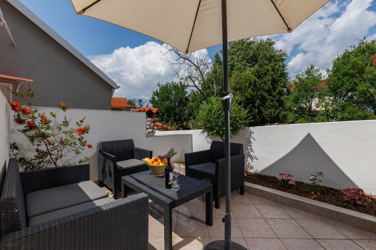 Charming Studio With Hot Tube, Terrace, Barbecue And Garden Kraljevica Kültér fotó