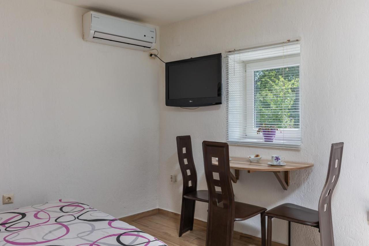 Charming Studio With Hot Tube, Terrace, Barbecue And Garden Kraljevica Kültér fotó
